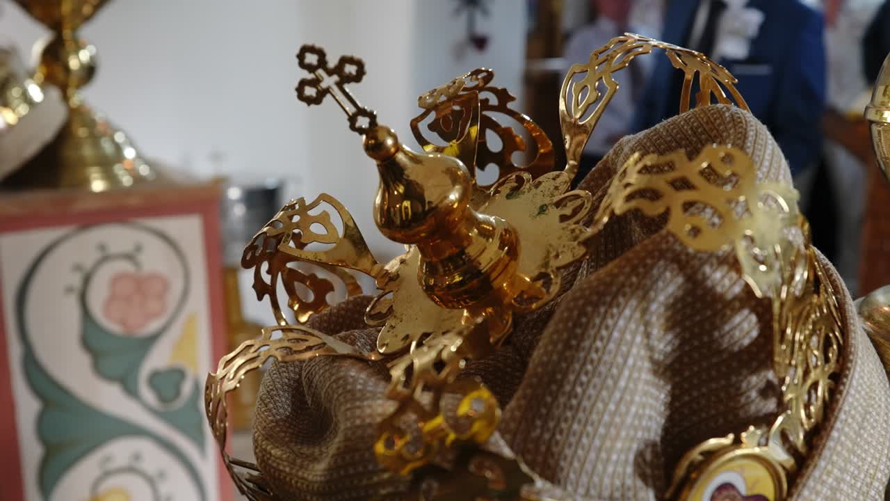 결혼식 에서 신혼 부부 들 을 위한 왕관