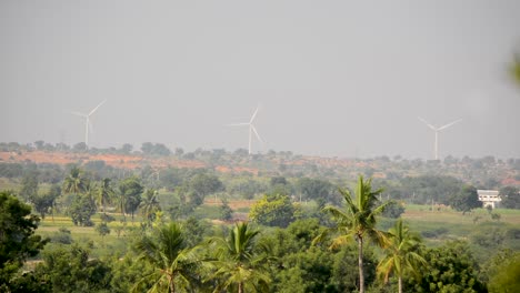 Planta-De-Energía-Eólica-En-Las-Afueras-De-La-Ciudad-En-Una-Exuberante-Vegetación-Verde