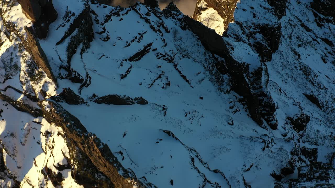 tiro inclinado hacia arriba del pico épico de la montaña pico ruivo en madeira