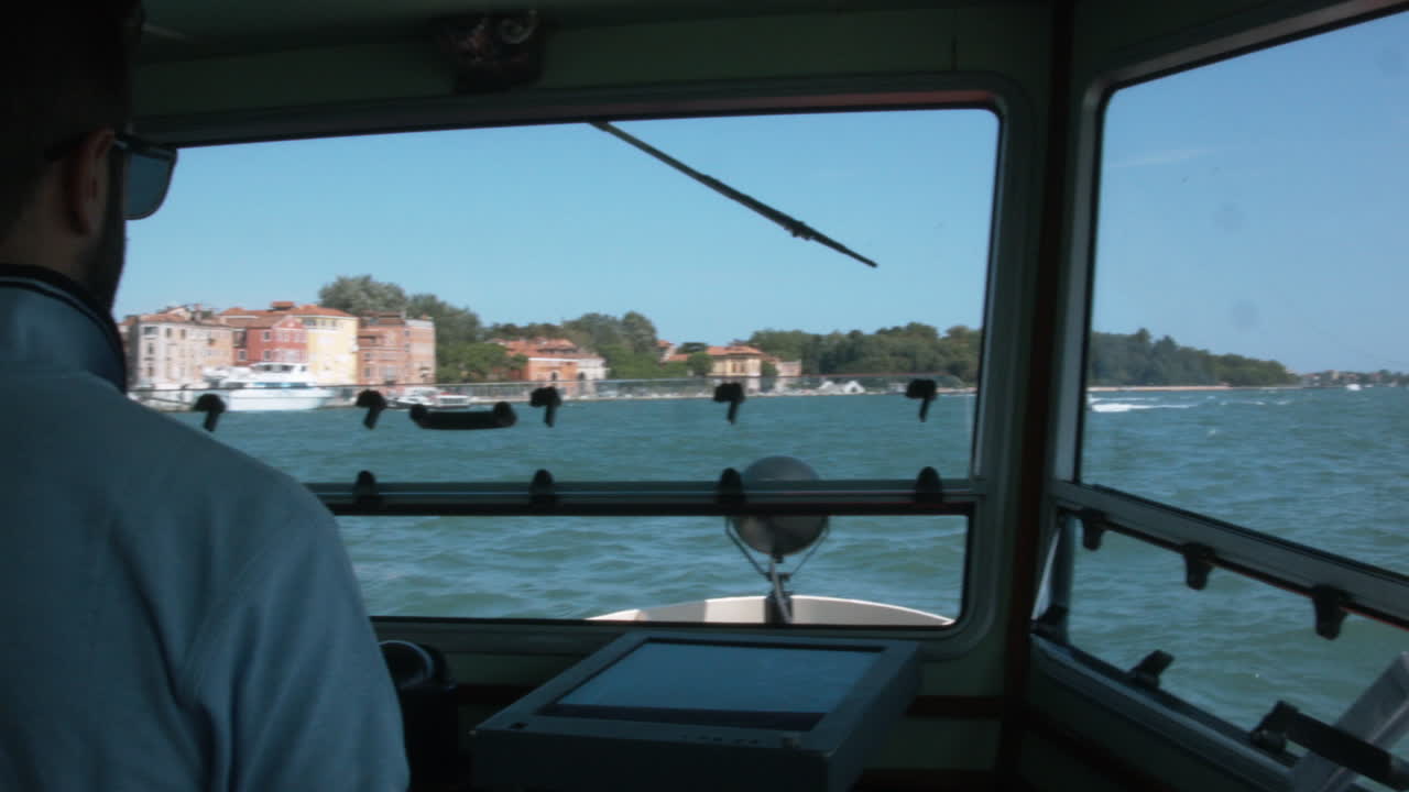 en un ferry de venecia a la isla lido