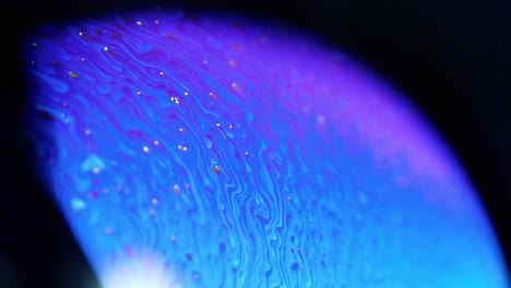 tomas estables de 4k de globos de jabón que muestran los colores del mundo macro a través de una perspectiva microscópica