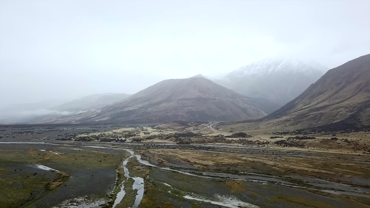 paisaje de valle de montaña con niebla