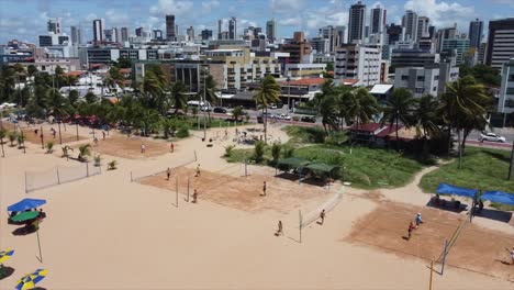 Juegos-De-Voleibol-En-La-Famosa-Playa-Brasileña-Cabo-Branco,-Hermosos-Trópicos-Con-Rascacielos