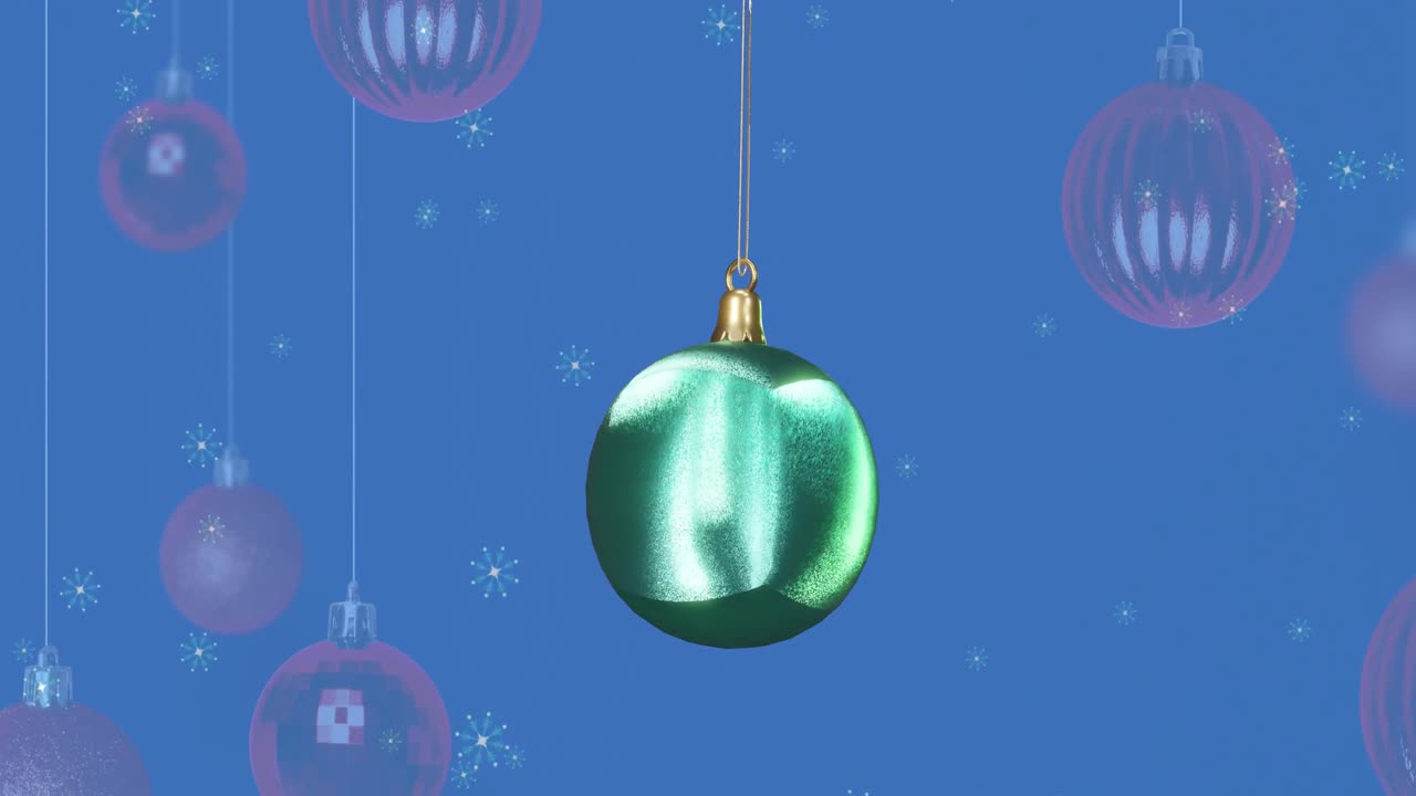 파란색 배경에 눈이 떨어지고 은 색의 크리스마스 볼의 애니메이션.