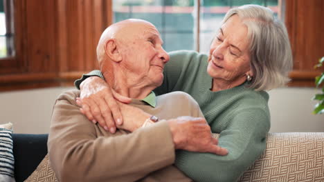 senior, pareja y abrazo feliz con beso en el sofá