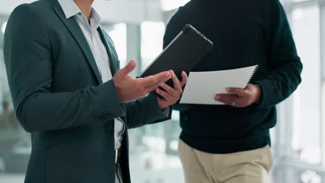 manos, hablando y gente de negocios con una tableta