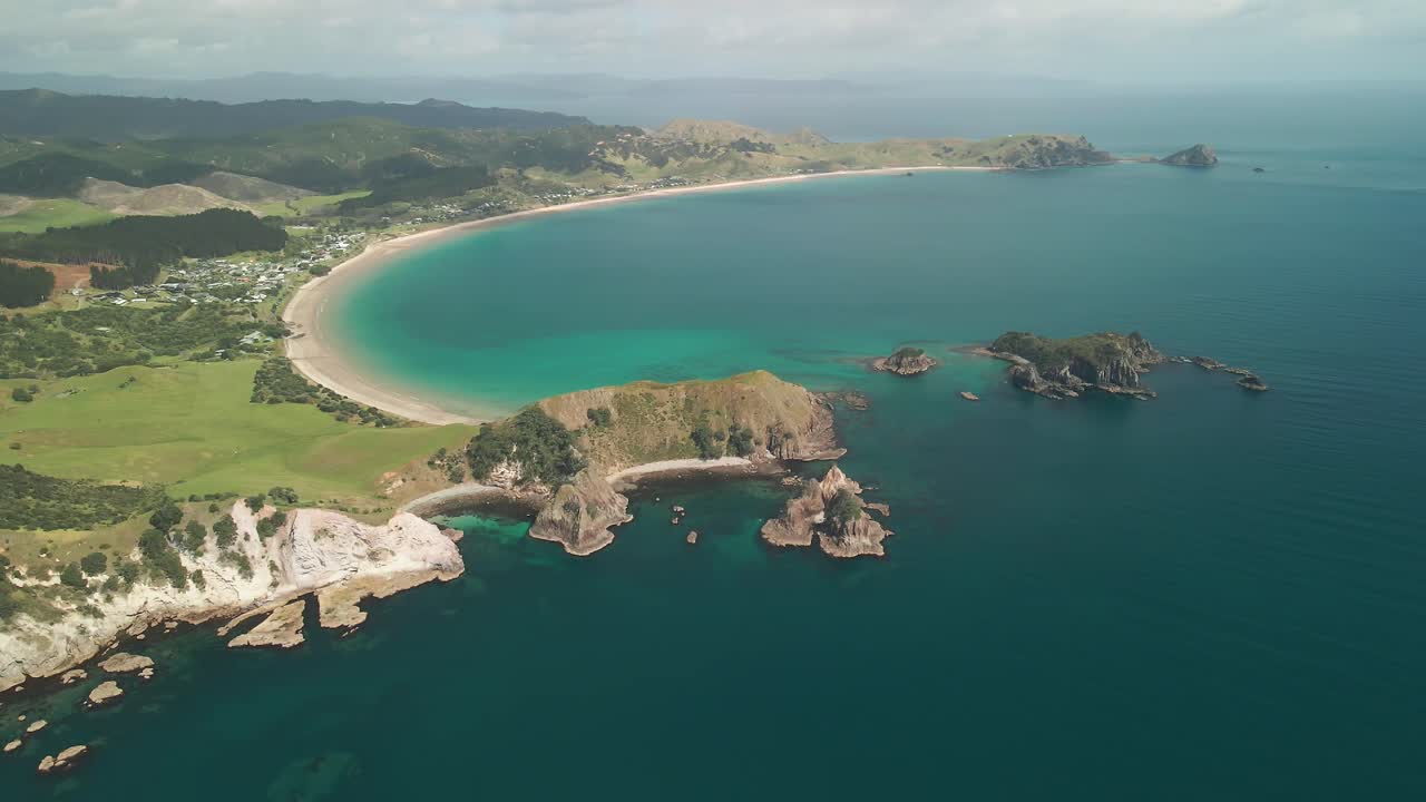 vuelo cinematográfico sobre las islas coromandel