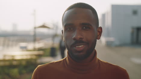 retrato de um homem afro-americano alegre na rua