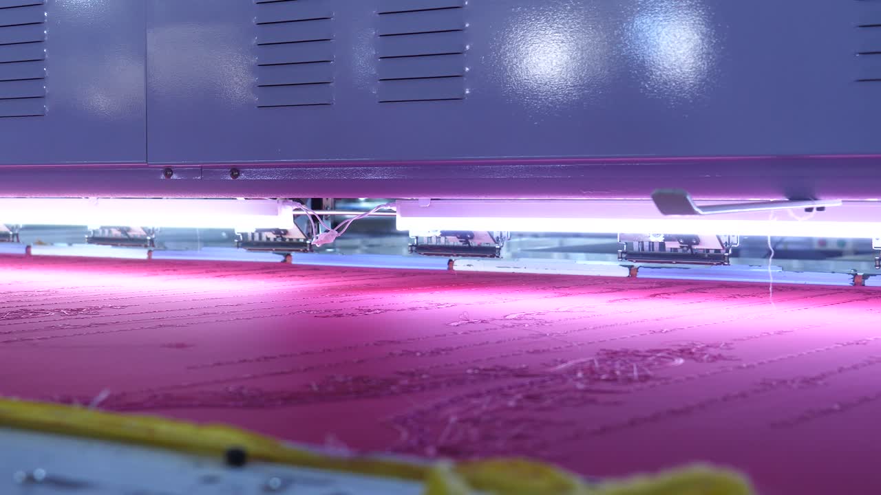 máquina de coser industrial en una fábrica de ropa