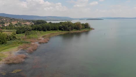 toma panorámica de un gran lago poco profundo con un dron