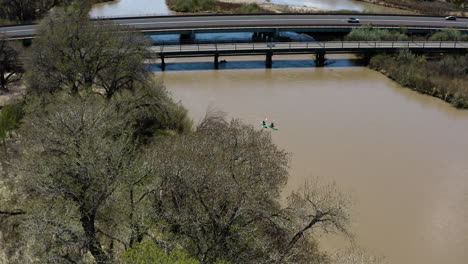 Kayakistas-En-El-Río-Grande-Al-Aire-Libre-En-Albuquerque,-Nuevo-México---Antena