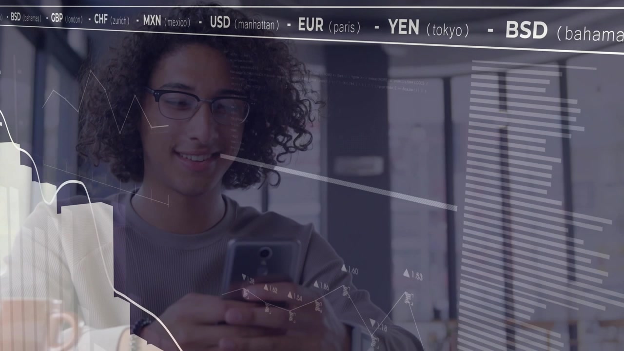 Mand tapper på smartphone og overvåger gennemsigtige valutakoder med svingende finansgrafer.