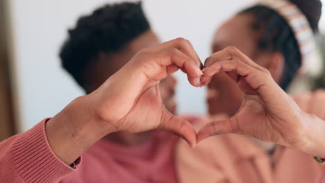 hombre, mujer y corazón manos para besar en casa