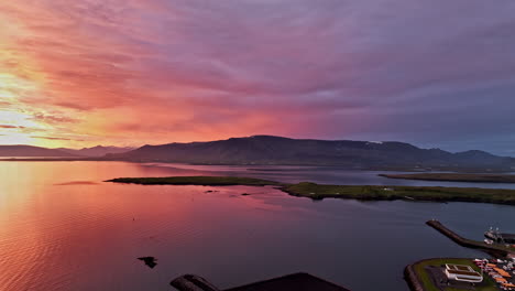 Mágica-Puesta-De-Sol-Sobre-El-Mar-Y-Las-Montañas-En-Islandia-Vista-Aérea-Reykjavik