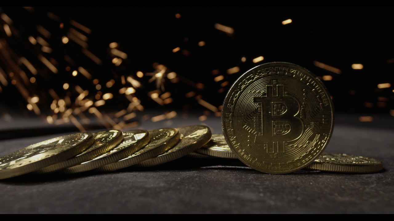 criptomoeda na cadeia de blocos - close-up de moedas físicas bitcoin altcoin em configuração dinâmica