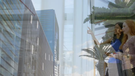 animación de un edificio de oficinas sobre mujeres de negocios hablando en una oficina moderna