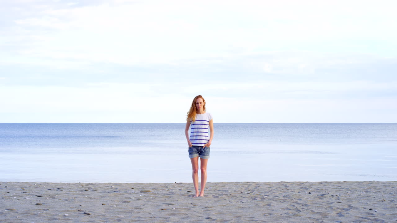 해변은 고독의 장소입니다.