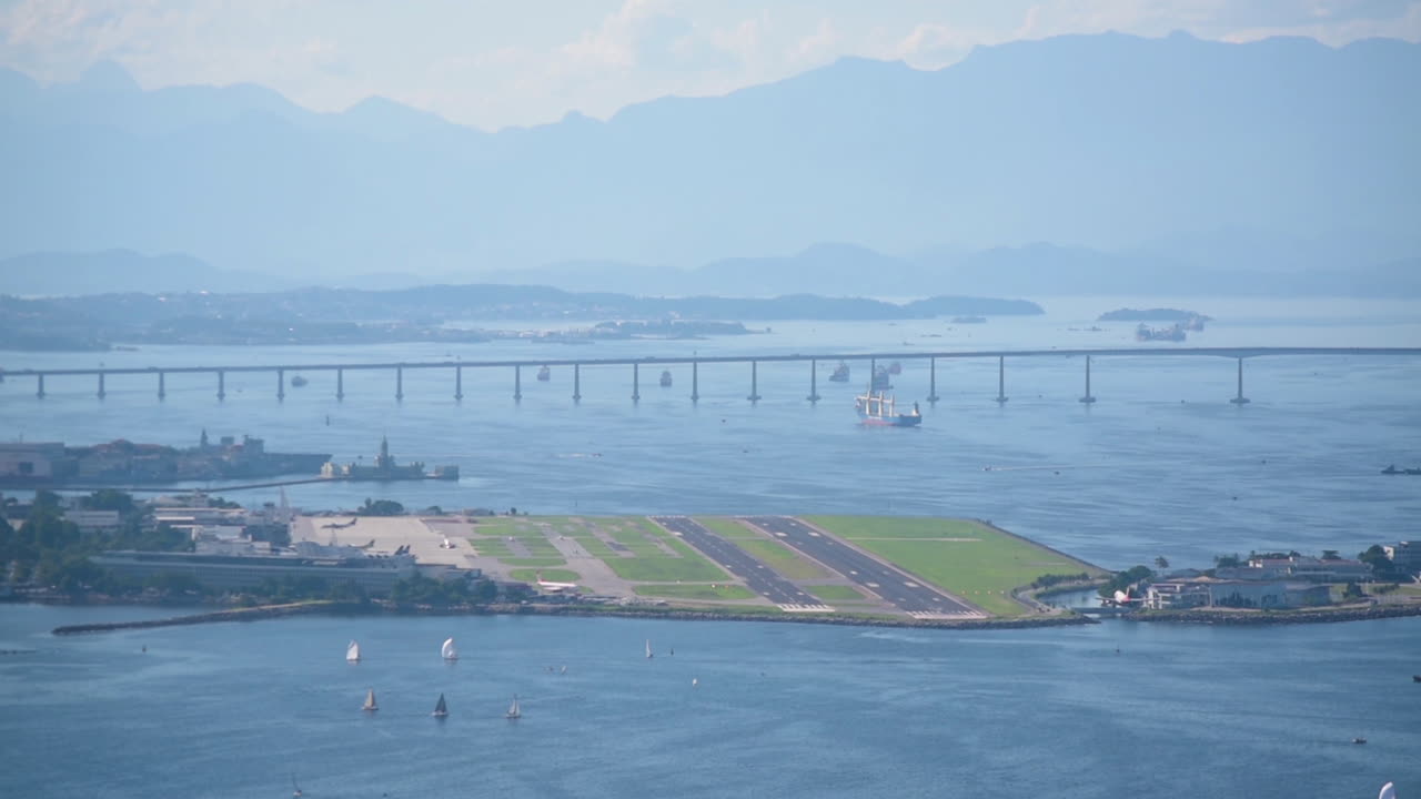 리우데자네이루 산토스 두몽 공항에 착륙하는 비행기
