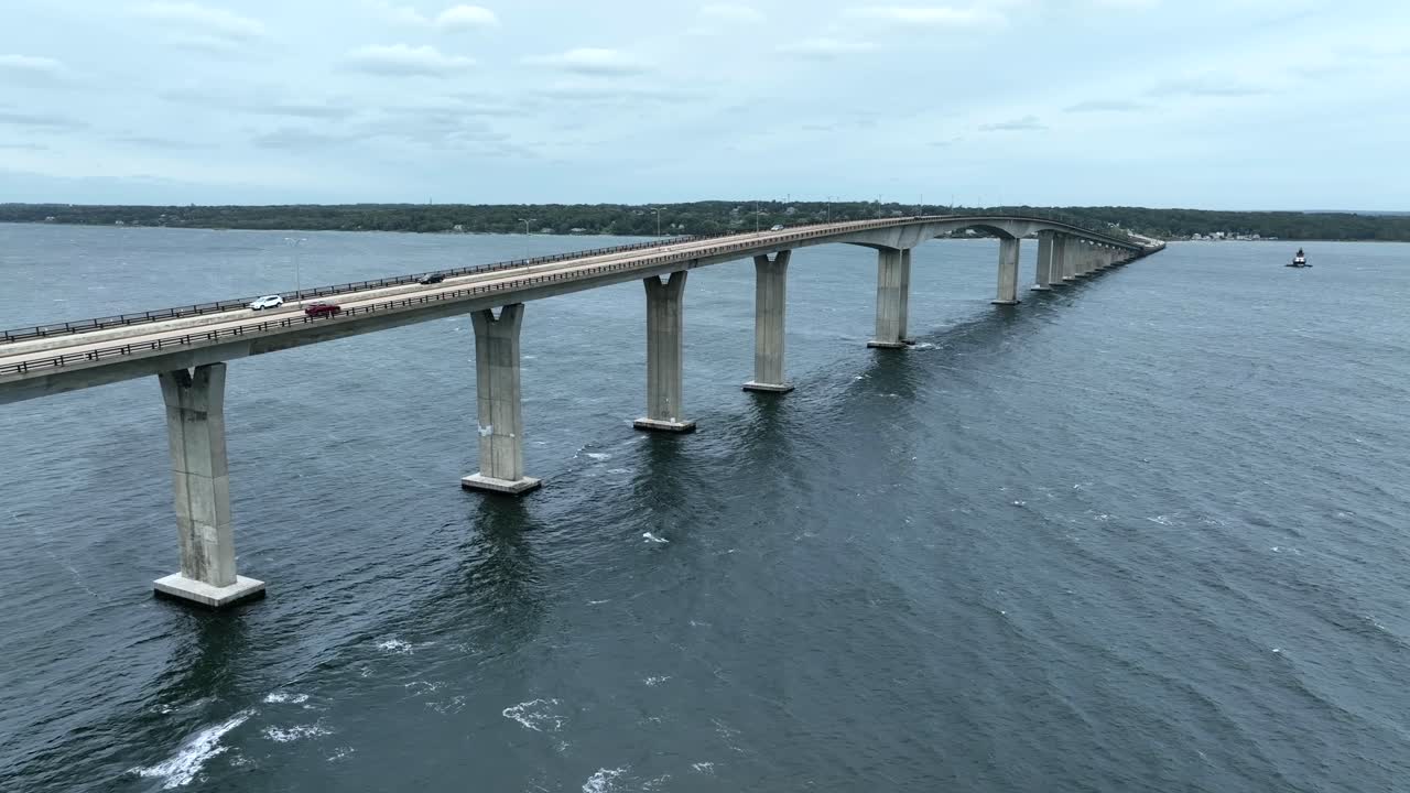 Il Ponte Jamestown Verrazzano attraversa il Passaggio Ovest della Baia di Narragansett nel Rhode Island, Stati Uniti