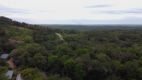 Drohnenaufnahme-Des-Argentinischen-Santa-Ana-Waldes-Mit-Mittagnachmittag-Mit-Blauem-Himmel,-Wolkige-Landschaft-Rund-Um-Santa-Anas-Haus-Und-Straßen-Im-Wald