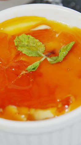 pudín de mango en un tazón en un restaurante