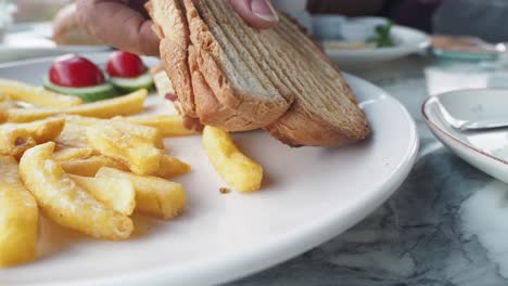 plato de desayuno con tostadas y papas fritas