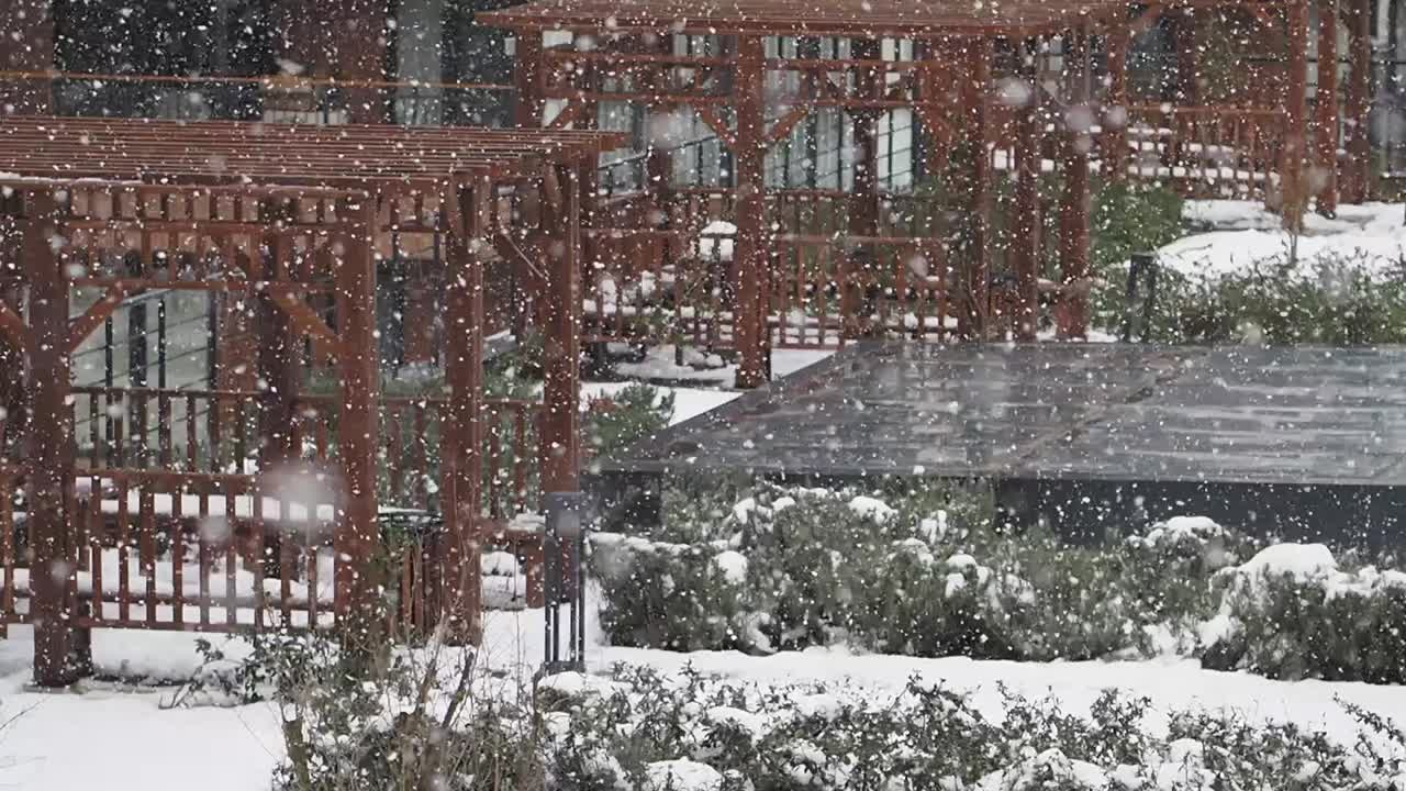 게지보 와 마당 을 가진 눈 인 겨울 장면