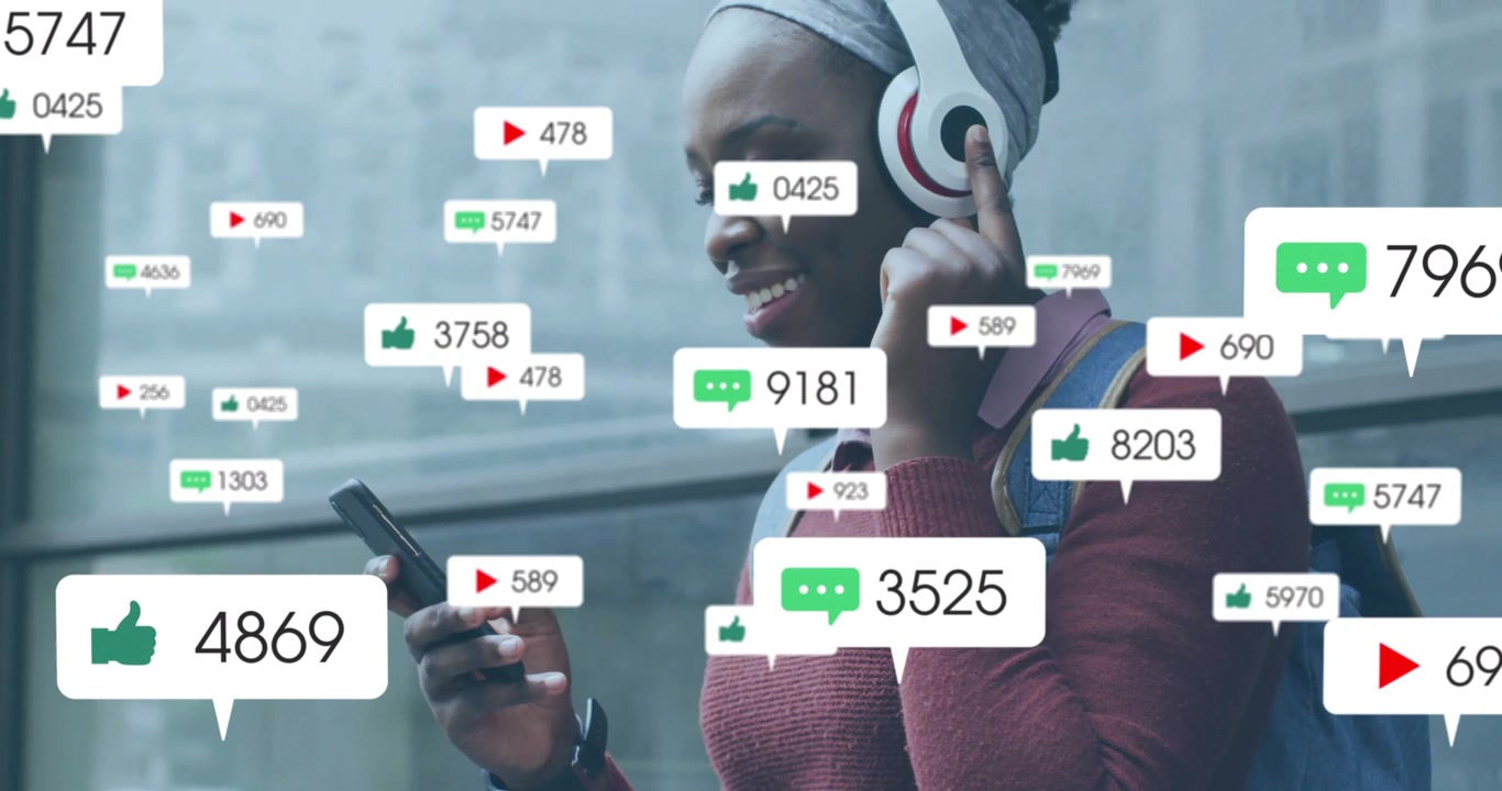Kvinde med hovedtørklæde scroller på telefonen ved et glasgelænder og overvåger flydende sociale medier-målinger
