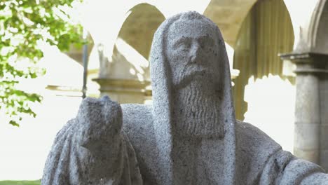 Marmorstatue-Eines-Menschen-Im-Kloster,-Ourense,-Spanien