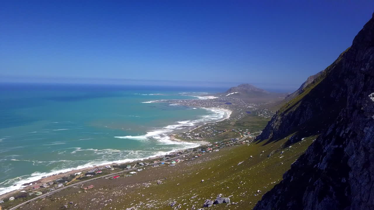 파도가 해변을 맞이하려고 왔습니다.