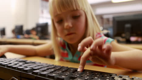 Lindo-Alumno-En-Clase-De-Computación