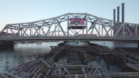 Drohnen-Seitenvideo-Der-Point-Street-Bridge-In-Providence,-Rhode-Island