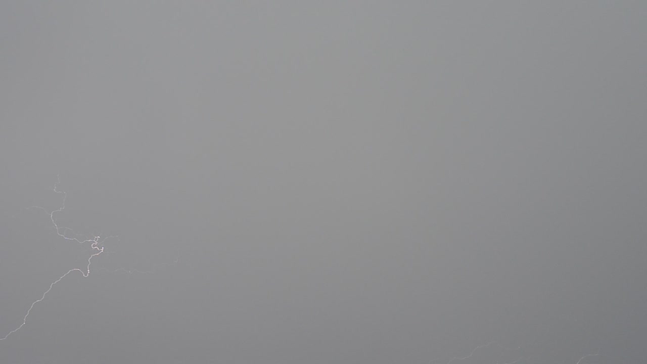 Fulmine nel cielo. Fulmini che saettano