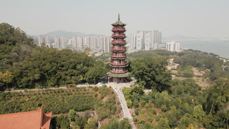 Torre-Nanling,-Que-Se-Inclina-Elegantemente-Hacia-Abajo-Para-Revelar-El-Telón-De-Fondo-Del-Palacio-Nansha-Tin-Hau.