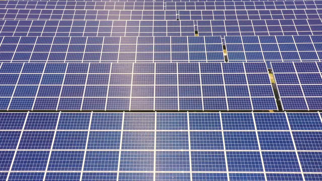 Primo piano della superficie di pannelli solari fotovoltaici blu per la produzione di energia elettrica pulita ed ecologica.