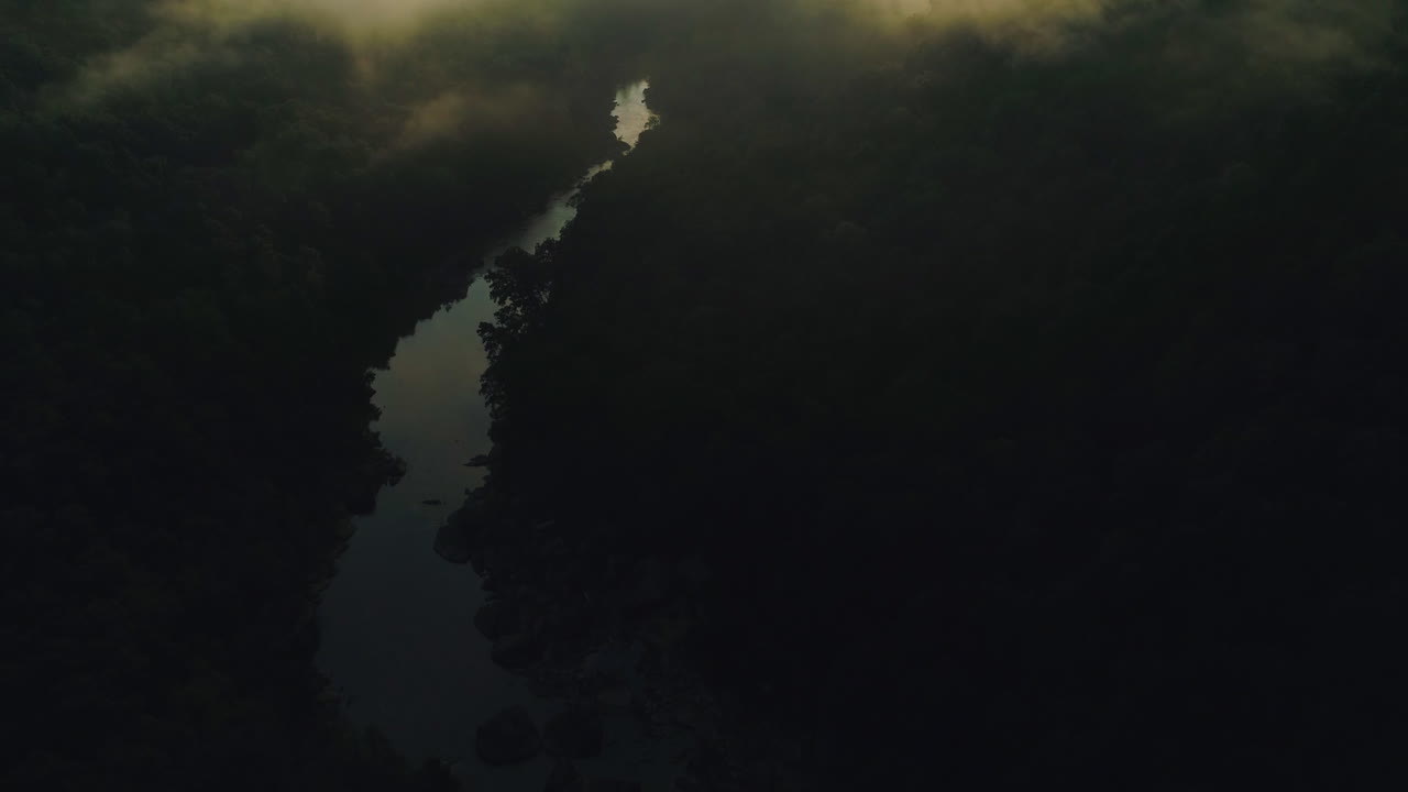 восход солнца с панорамированием вверх от светящейся реки до тумана, сгорающего над долиной, 4k