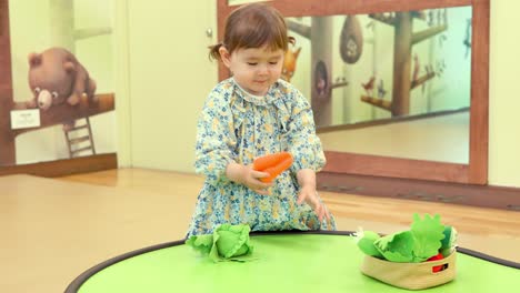 Linda-Niña-Jugando-Juguetes-Educativos-En-El-Museo-Infantil-De-Gyeonggi,-Corea-Del-Sur---Cámara-Lenta