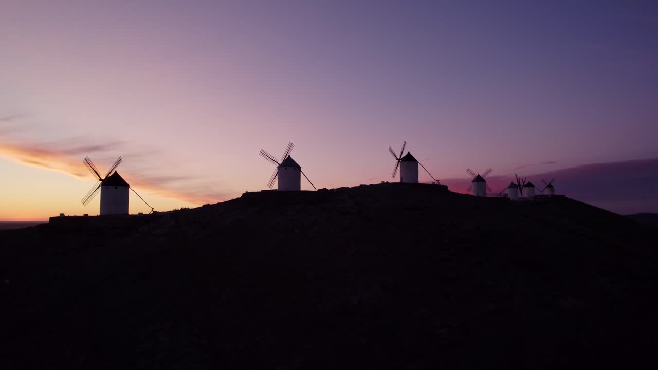 Traditionelle vindmøller i Consuegra ved solopgang, Toledo, Spanien