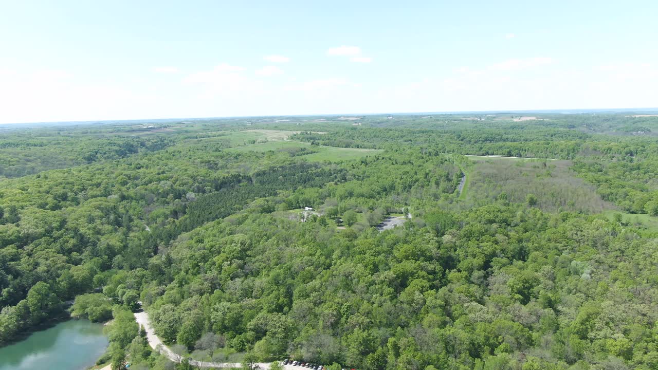 una toma horizontal en movimiento del paisaje cerca de un pequeño lago de montaña en wisconsin, estados unidos