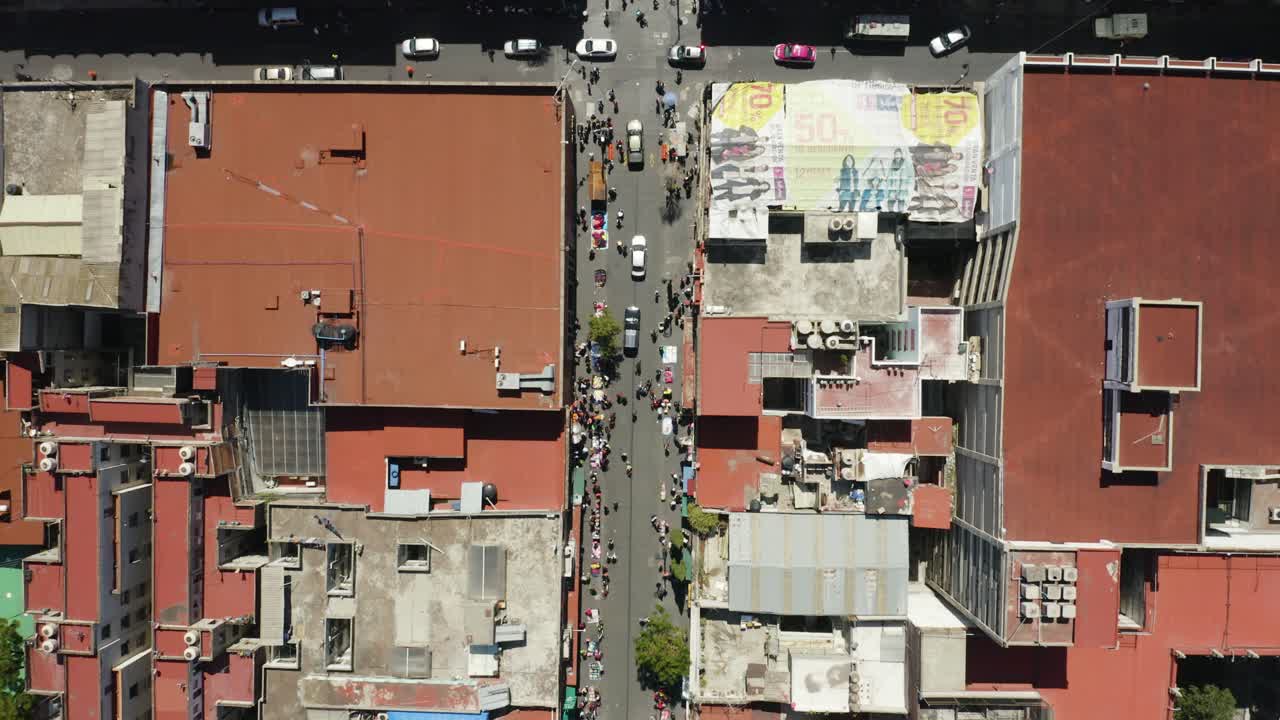 Vista aerea a volo d'uccello di persone in un quartiere urbano in un mercato, CDMX Messico