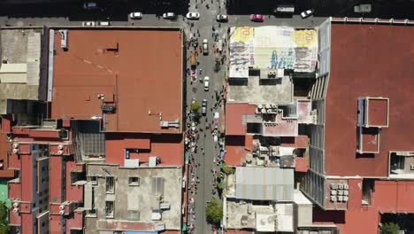 Vista-Aérea-A-Vista-De-Pájaro-De-Personas-En-Un-Barrio-Urbano-En-Un-Mercado,-Cdmx-México