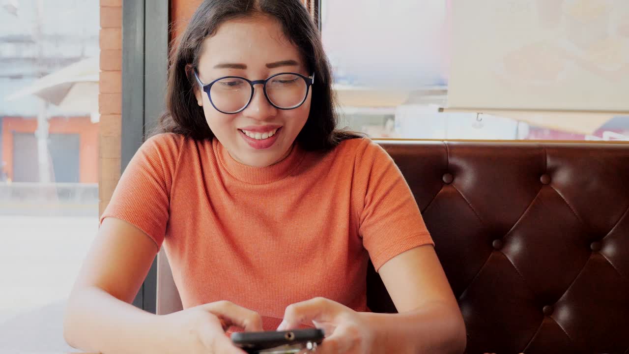 여성들이 식당에서 전화를 하고 있습니다. 사회적인 의사소통