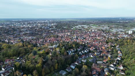 Drohnenaufnahme-Aus-Einem-Hohen-Winkel-Von-Handschuhsheim,-über-Der-Stadt-Fliegende-Abziehaufnahme