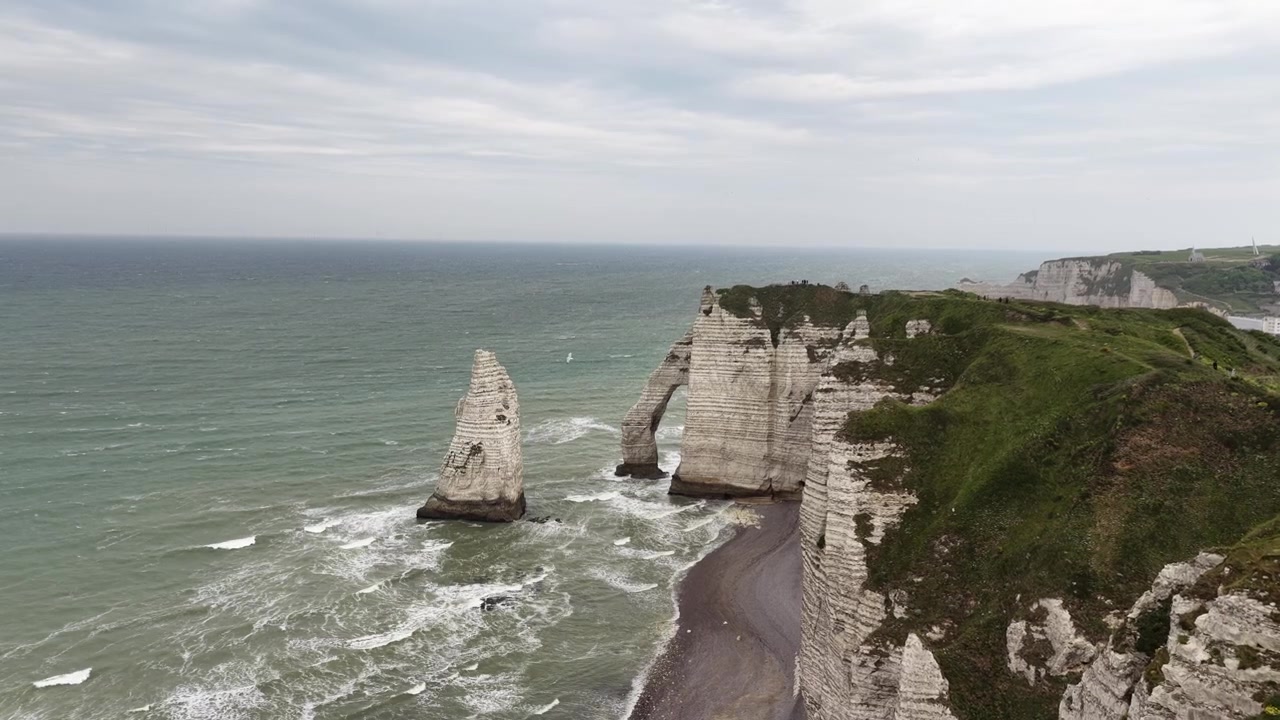 Vue aérienne par drone des falaises d'Étretat sur la Côte d'Albâtre, en Normandie, le long de la Manche.