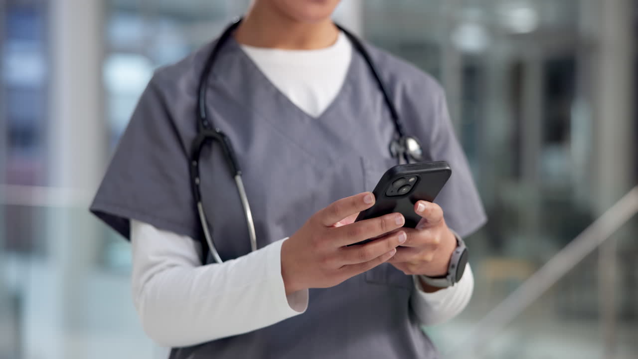 Enfermera usando el teléfono inteligente