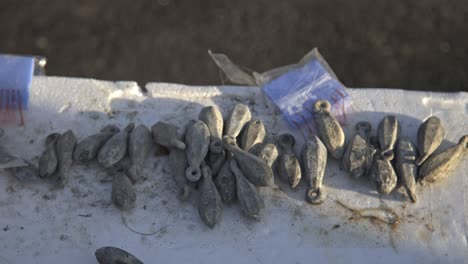 Los-Pescadores-Llevan-Equipo-De-Pesca-Mientras-Pescan.