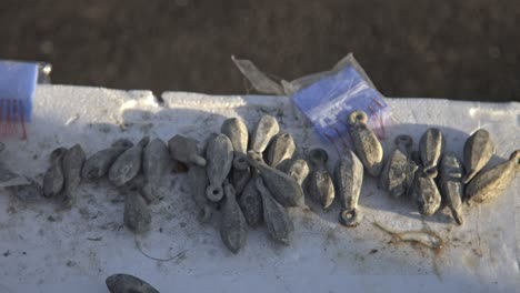los pescadores llevan equipo de pesca durante la pesca