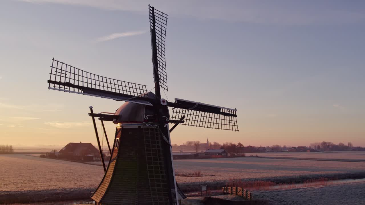 Alba sul Babuurster Molen di Tjerkwerd, serenità di un prato colorato