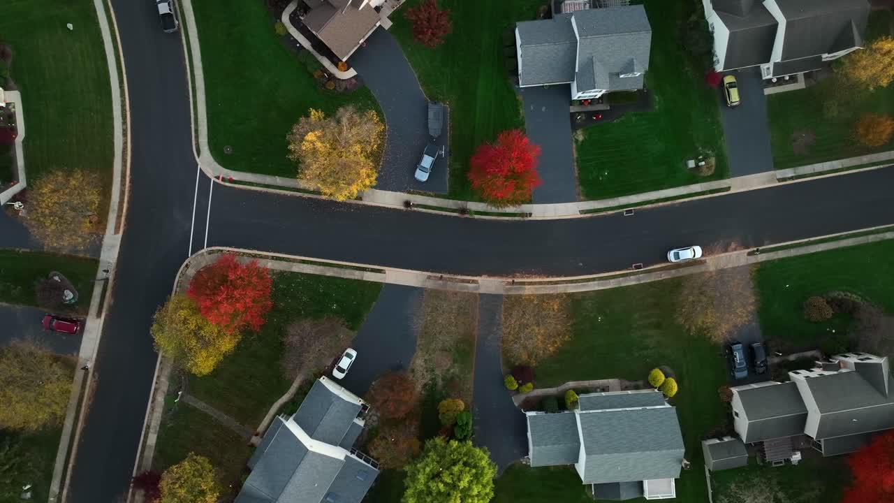 casas suburbanas en estados unidos durante el otoño