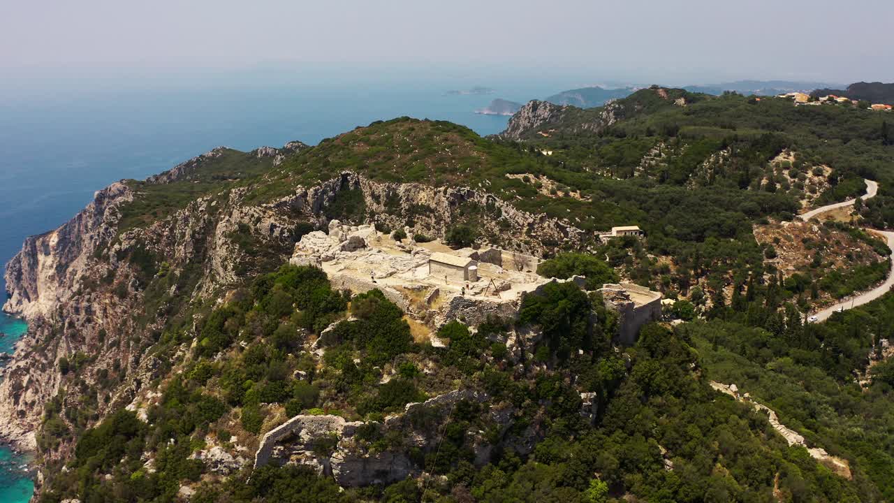 산 꼭대기에 있는 안젤로카스트로 성의 고대 유적을 회전하는 공중 촬영